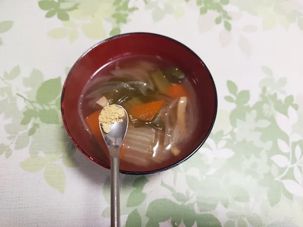 生姜パウダーをスープに入れる