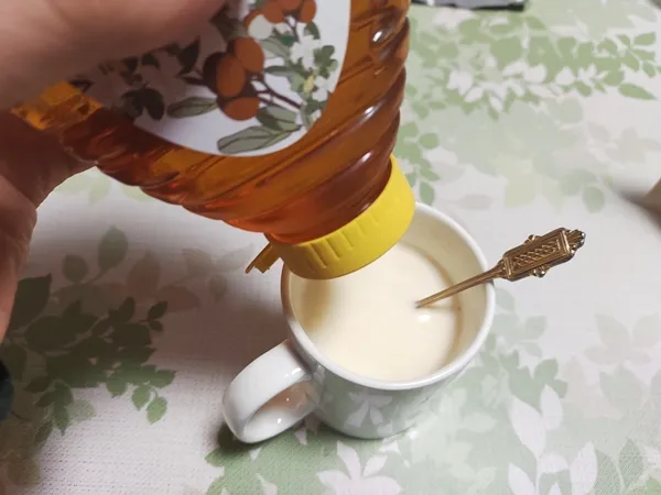 生姜ミルクに蜂蜜